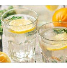 Boire de l’eau chaude et du citron le matin est-il vraiment bon ?